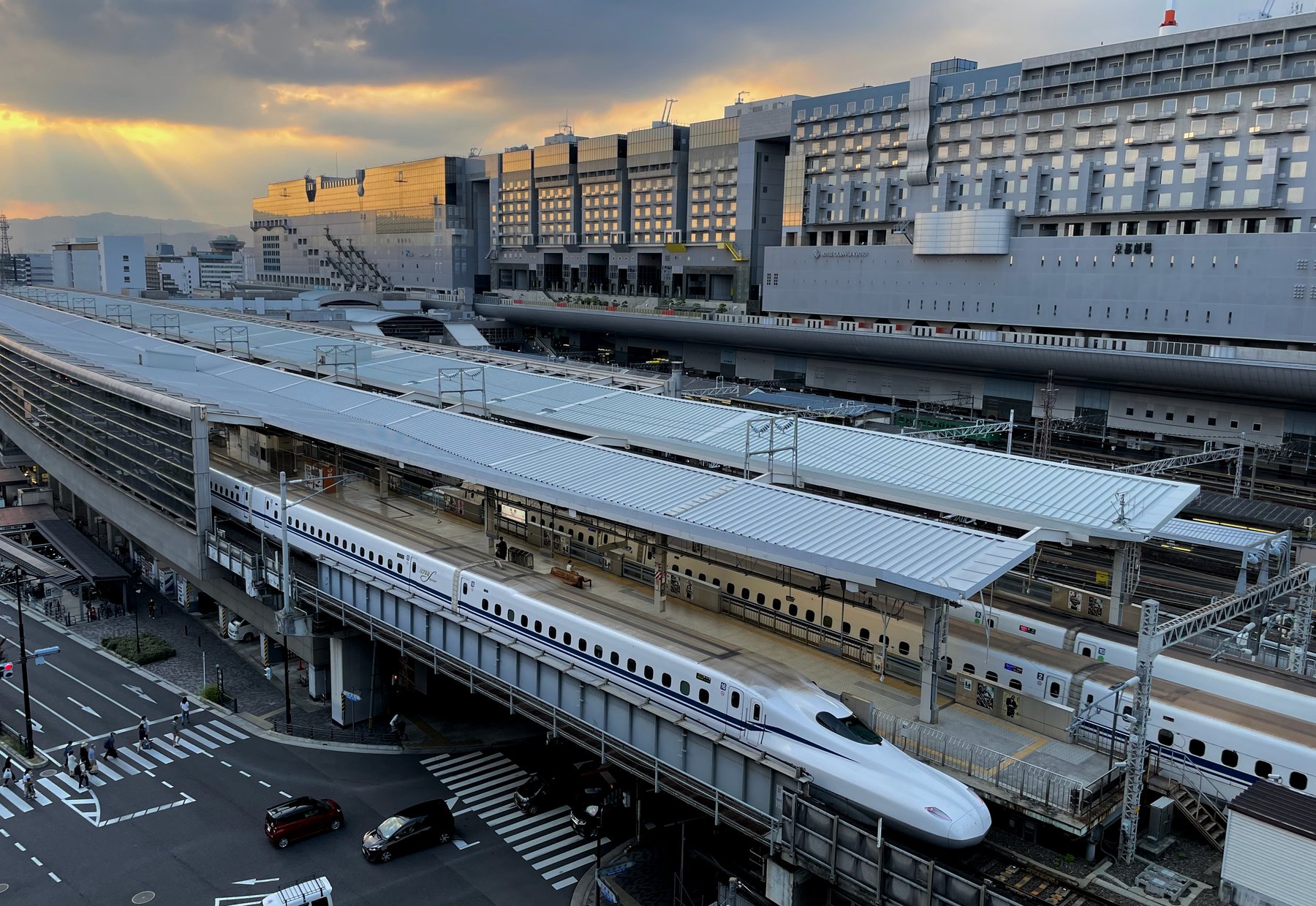 京都車站與新幹線 — 一二三旅館距京都車站徒步三分鐘